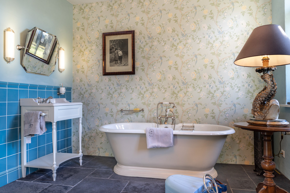 Idéer för ett mellanstort klassiskt badrum, med vita skåp, ett fristående badkar, blå kakel, keramikplattor, flerfärgade väggar och svart golv