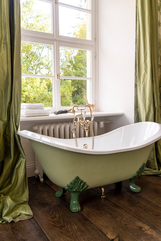 Idee per una grande stanza da bagno tradizionale con vasca freestanding, parquet scuro, lavabo integrato e pavimento marrone