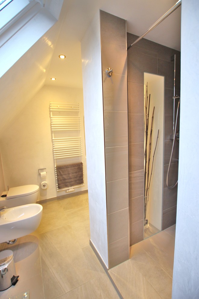 Foto på ett litet funkis badrum med dusch, med en kantlös dusch, beige kakel, keramikplattor, grå väggar och klinkergolv i keramik