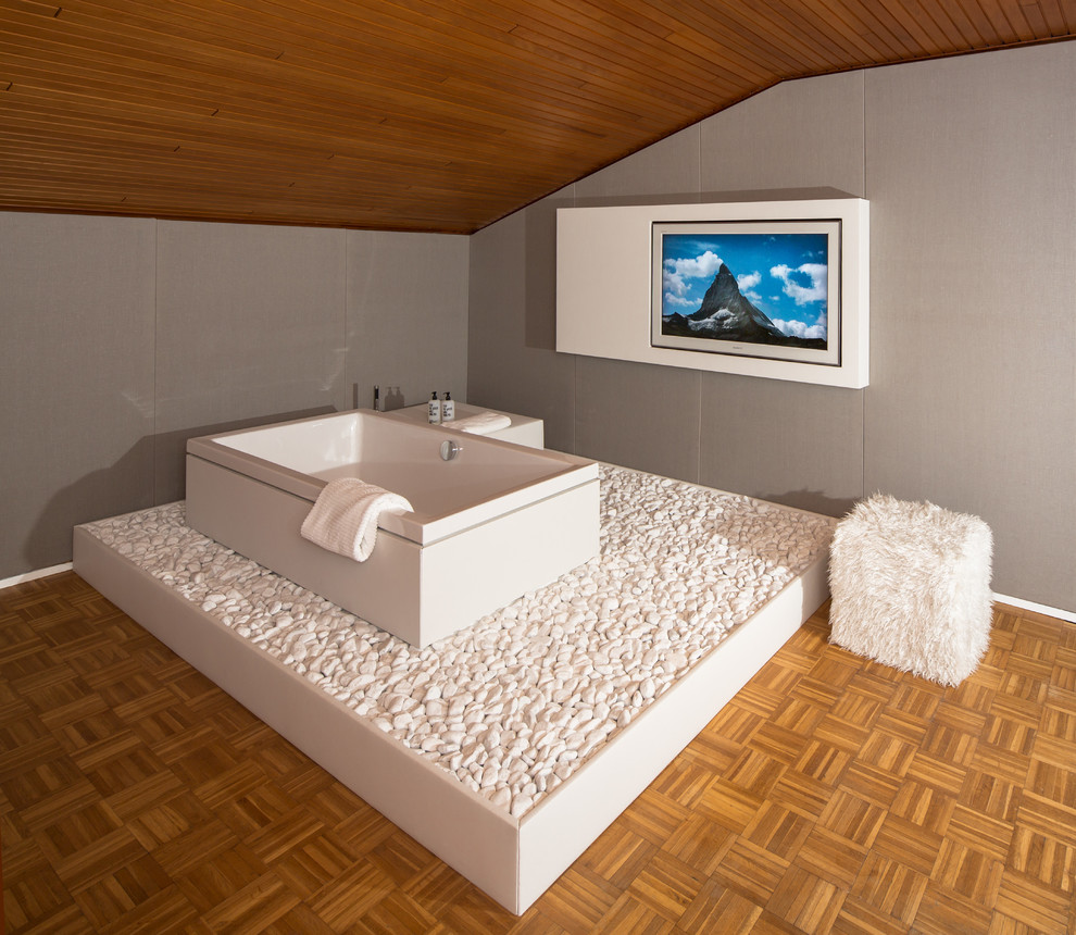 Идея дизайна: ванная комната в современном стиле с отдельно стоящей ванной, серой плиткой, керамической плиткой, паркетным полом среднего тона и коричневым полом