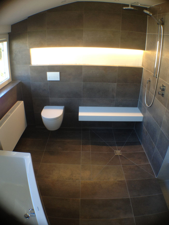 Inspiration for a large contemporary shower room bathroom in Cologne with a built-in bath, brown tiles, stone slabs, white walls, a built-in shower, a wall mounted toilet, marble flooring, an open shower and brown floors.