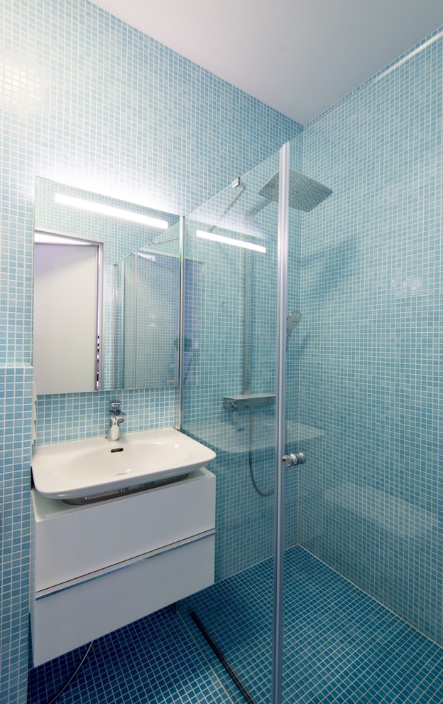 Immagine di una stanza da bagno minimal con porta doccia a battente