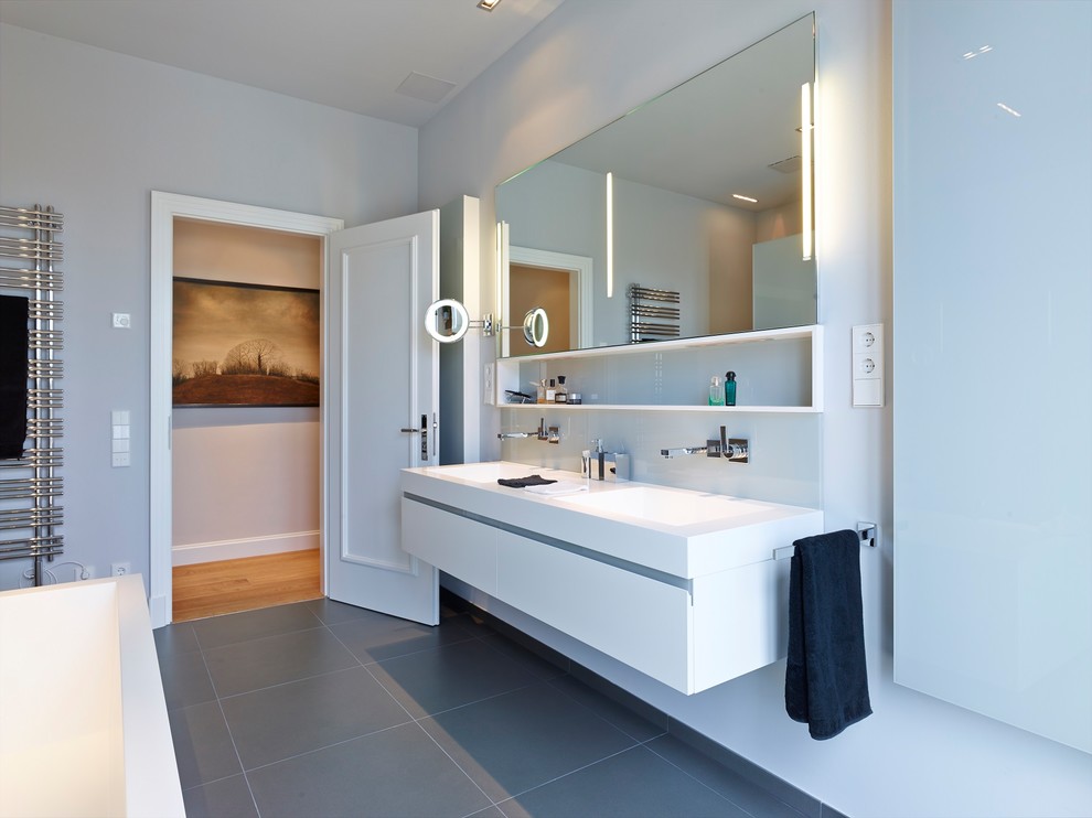 This is an example of a contemporary bathroom in Dusseldorf.