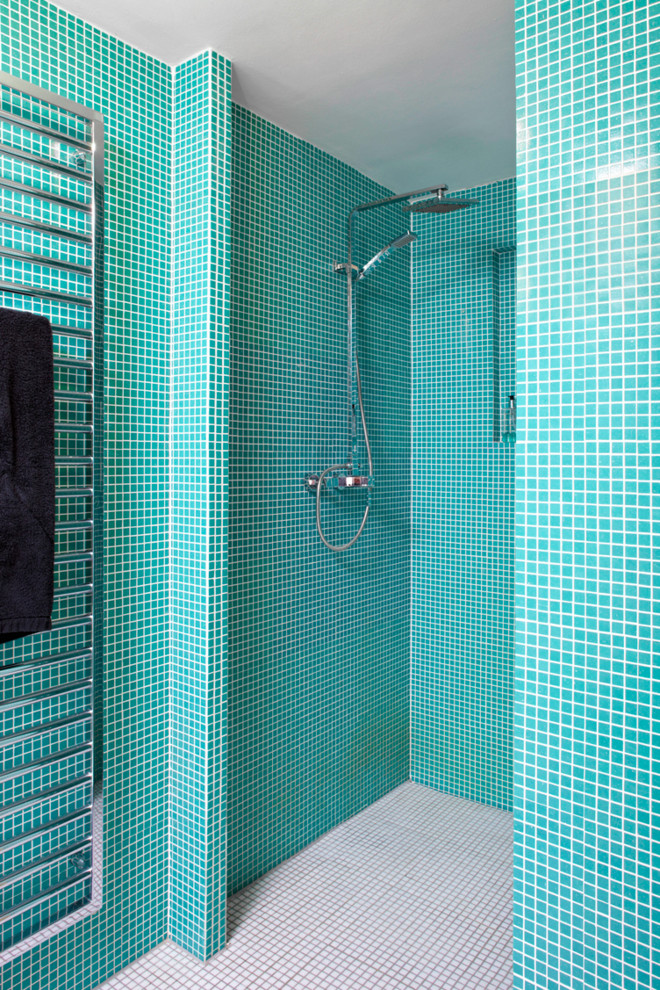 Cette image montre une salle de bain design avec une douche à l'italienne, un carrelage bleu, mosaïque, un mur bleu et un sol en carrelage de terre cuite.