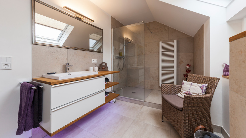 Inspiration för mellanstora moderna brunt badrum med dusch, med släta luckor, vita skåp, en öppen dusch, beige kakel, vita väggar, ett nedsänkt handfat, träbänkskiva, beiget golv och med dusch som är öppen