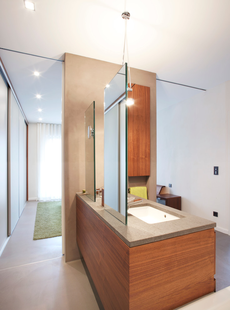 Idées déco pour une salle de bain contemporaine en bois brun avec un placard à porte plane, un lavabo encastré et un mur blanc.