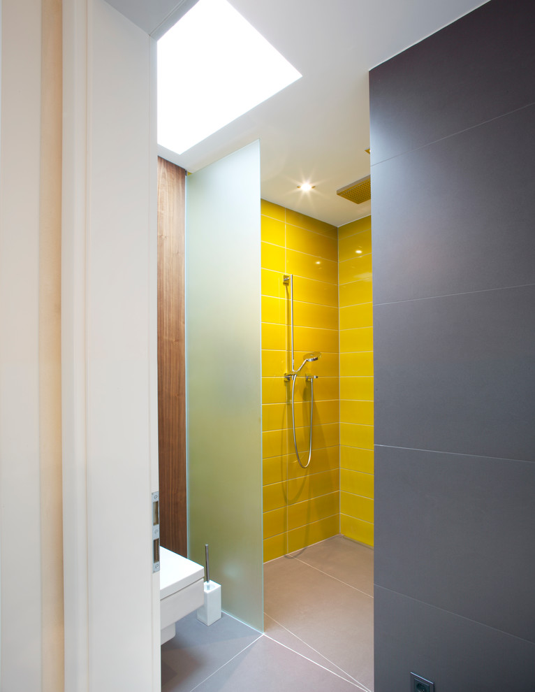 Идея дизайна: маленькая ванная комната в стиле модернизм с желтой плиткой, серыми стенами, душем в нише и керамической плиткой для на участке и в саду