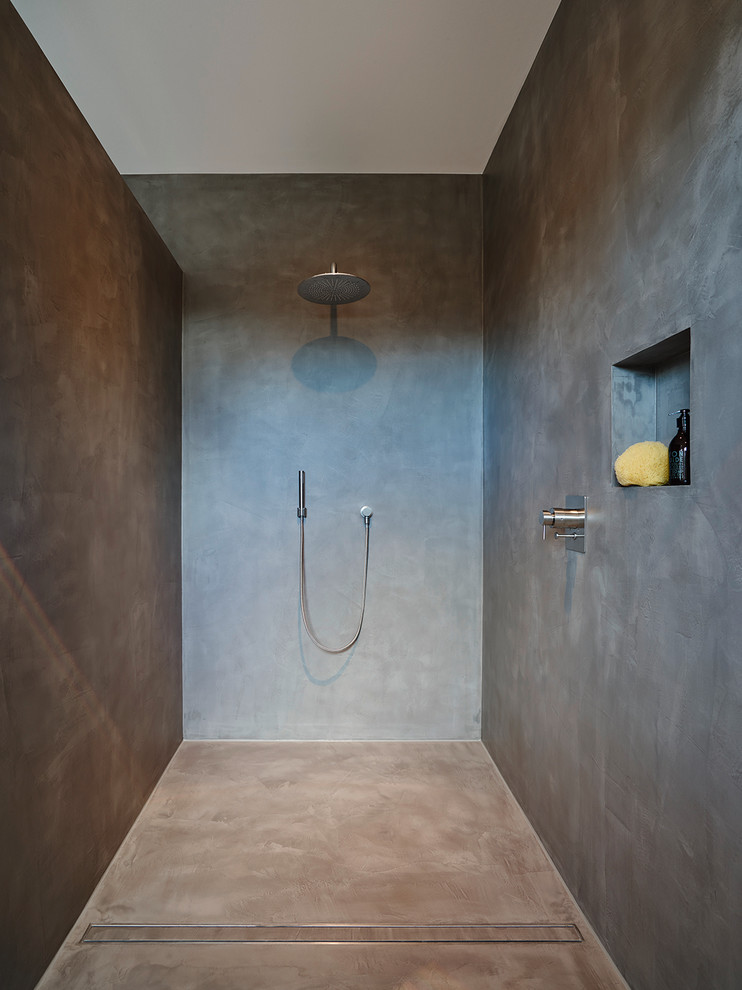 Idee per una stanza da bagno moderna con doccia alcova, pareti grigie e pavimento in cemento
