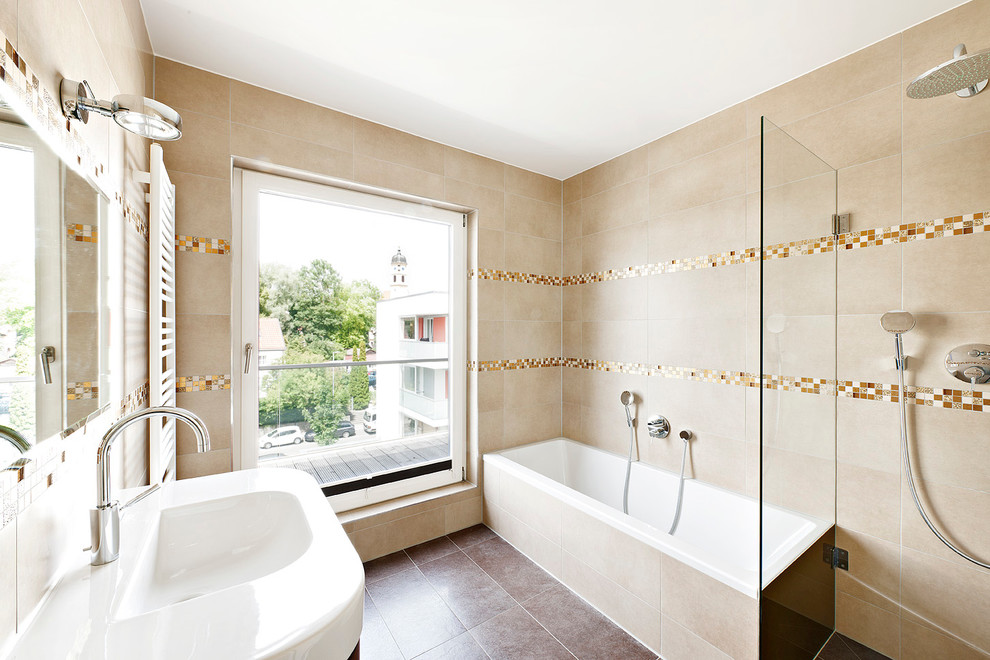 Inspiration för ett mellanstort funkis badrum, med ett integrerad handfat, ett badkar i en alkov, beige kakel, brun kakel, beige väggar, en öppen dusch och med dusch som är öppen