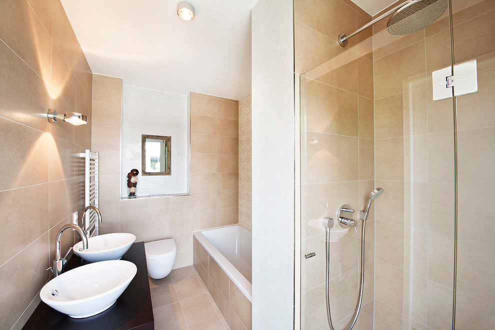 Пример оригинального дизайна: ванная комната среднего размера в современном стиле с настольной раковиной, ванной в нише, душем в нише, инсталляцией, бежевой плиткой, бежевыми стенами и полом из керамогранита