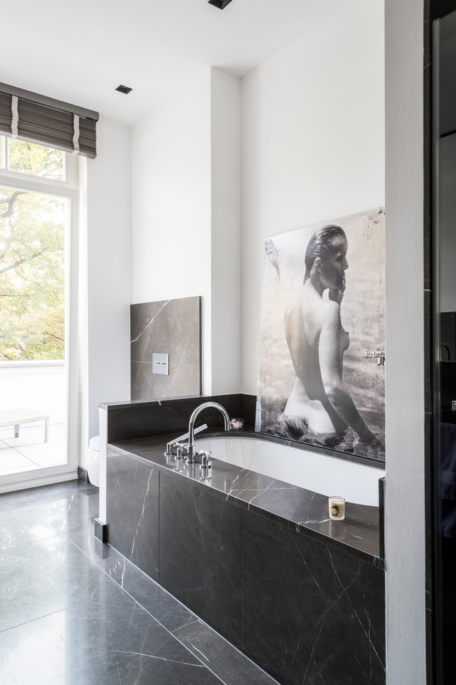 Inspiration för mellanstora moderna svart en-suite badrum, med ett platsbyggt badkar, en vägghängd toalettstol, marmorkakel, vita väggar, marmorgolv, ett nedsänkt handfat, marmorbänkskiva och svart golv
