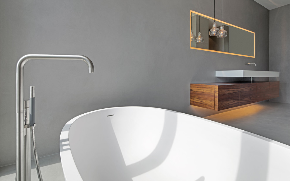 Inspiration for a modern bathroom remodel in Frankfurt