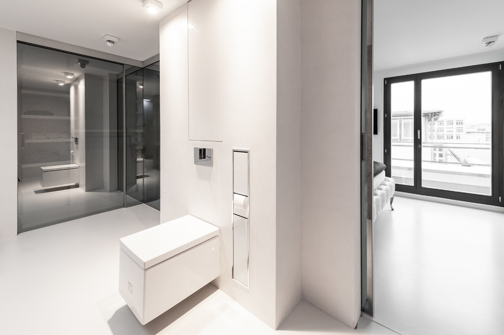 Aménagement d'une salle d'eau moderne de taille moyenne avec un espace douche bain, WC séparés, un mur blanc, un sol en vinyl, un sol blanc et une cabine de douche à porte coulissante.
