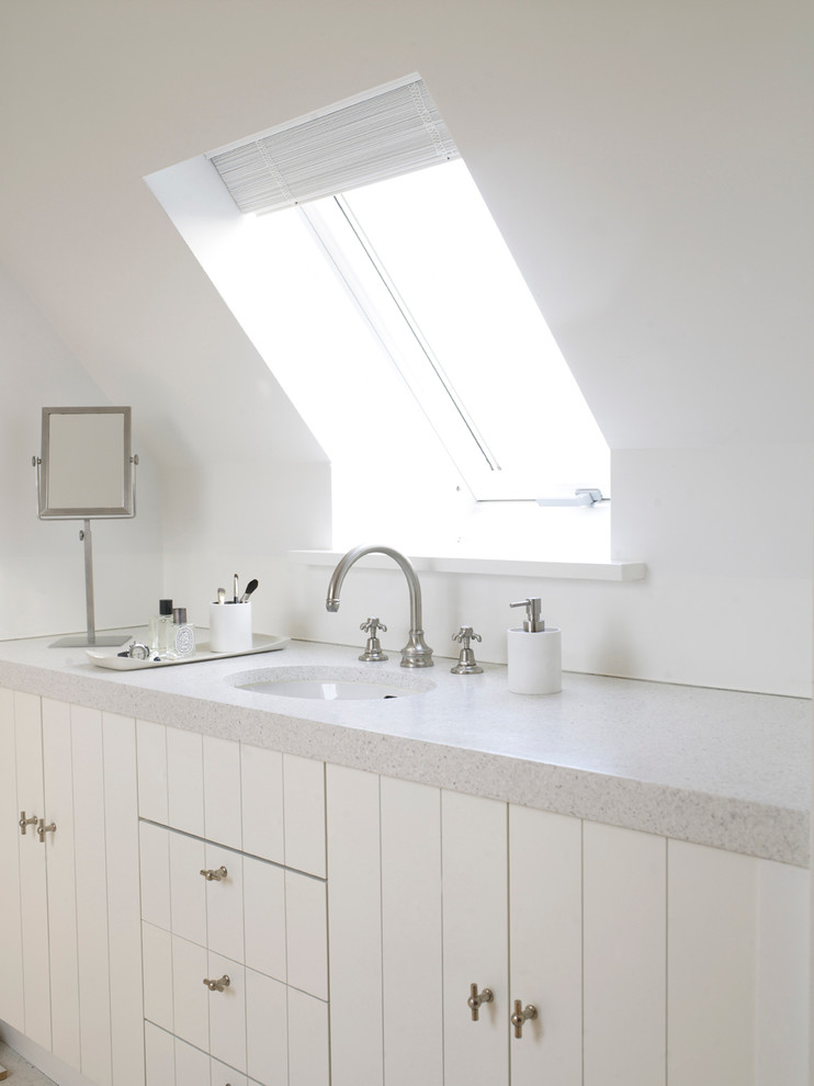 Идея дизайна: ванная комната в стиле неоклассика (современная классика) с белыми стенами, плоскими фасадами, белыми фасадами и врезной раковиной
