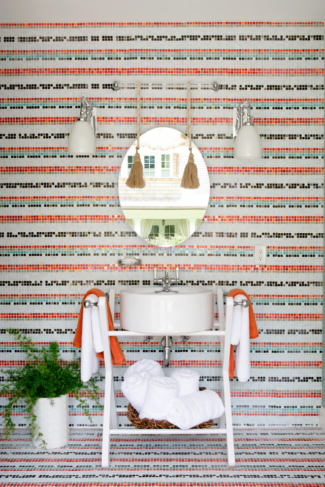 Diseño de cuarto de baño ecléctico pequeño con paredes multicolor, lavabo sobreencimera, suelo multicolor, baldosas y/o azulejos multicolor, baldosas y/o azulejos de cerámica y suelo de baldosas de cerámica