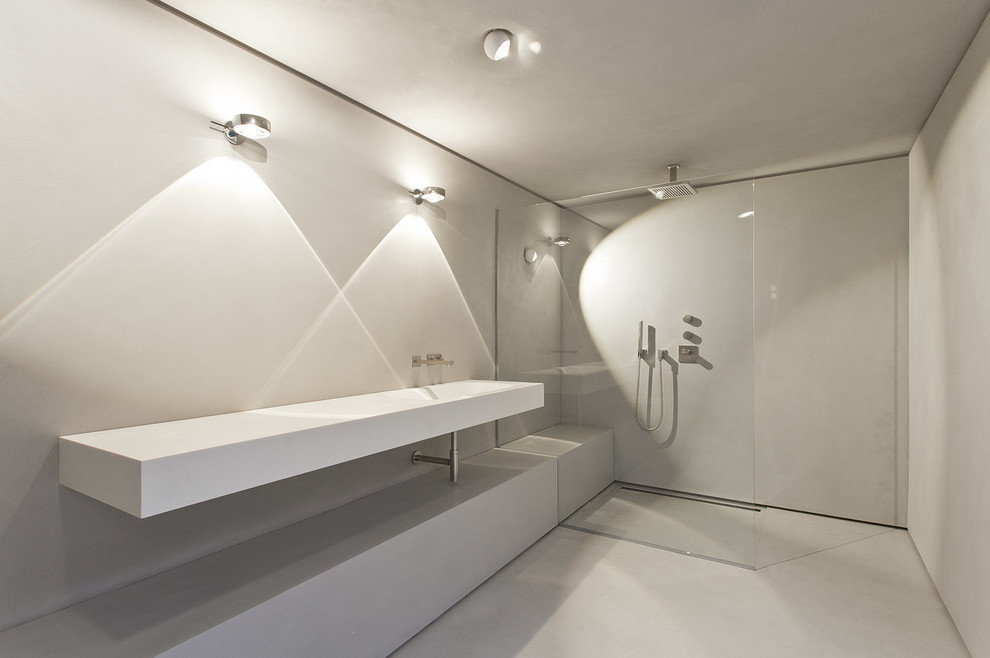 Réalisation d'une grande salle de bain design avec une douche ouverte, un mur gris, sol en béton ciré, un lavabo intégré et aucune cabine.
