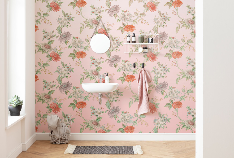 Источник вдохновения для домашнего уюта: большая главная ванная комната в классическом стиле с отдельно стоящей ванной, розовыми стенами, полом из ламината, настольной раковиной и коричневым полом