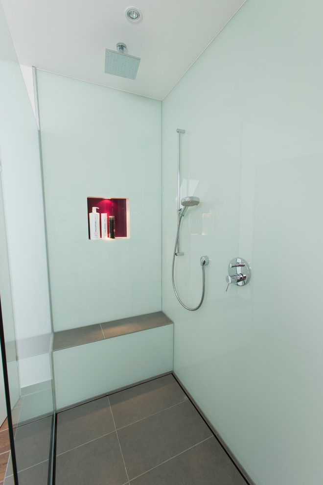 Immagine di una stanza da bagno contemporanea con piastrelle grigie