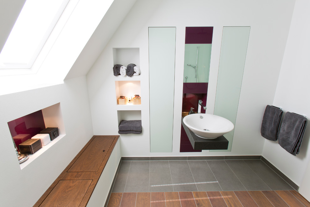 Idéer för mellanstora funkis badrum, med vita väggar, mellanmörkt trägolv, ett fristående handfat och granitbänkskiva