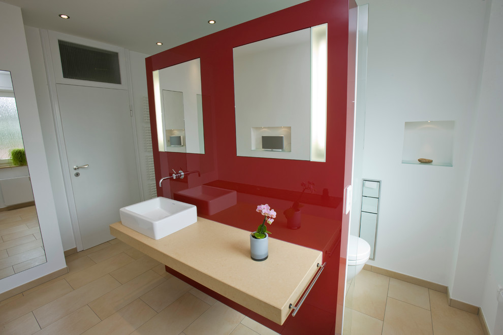 Imagen de cuarto de baño actual de tamaño medio con paredes blancas, suelo de piedra caliza y lavabo sobreencimera