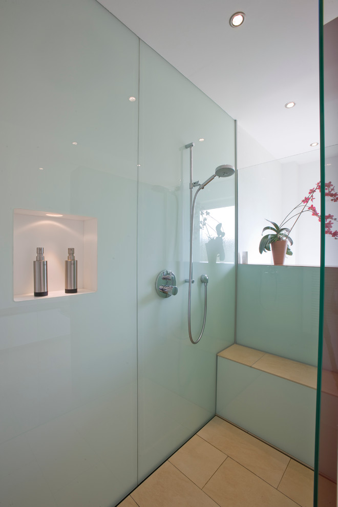Foto de cuarto de baño contemporáneo con ducha empotrada, baldosas y/o azulejos de vidrio laminado y suelo de piedra caliza