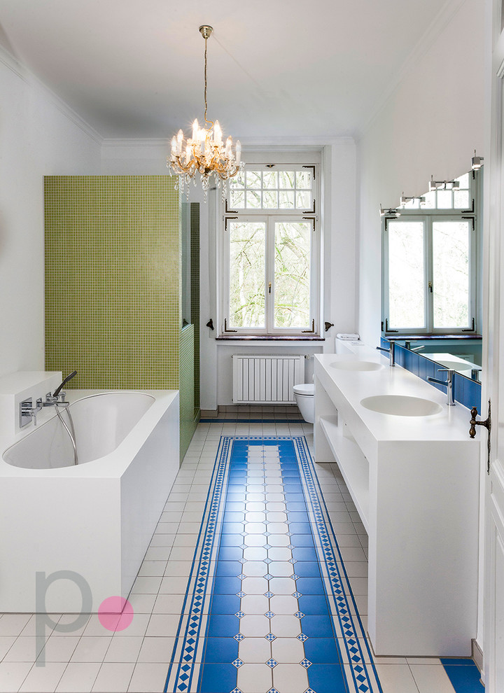 Exempel på ett stort eklektiskt badrum med dusch, med öppna hyllor, vita skåp, ett platsbyggt badkar, en öppen dusch, en toalettstol med separat cisternkåpa, blå kakel, cementkakel, vita väggar, betonggolv, ett avlångt handfat och bänkskiva i akrylsten