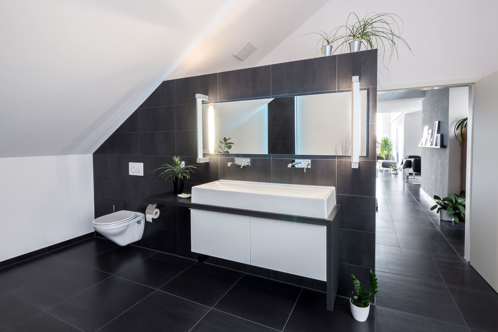Ispirazione per una stanza da bagno padronale contemporanea di medie dimensioni con ante lisce, ante bianche, WC a due pezzi, piastrelle nere, piastrelle bianche, pareti bianche, pavimento nero e top nero