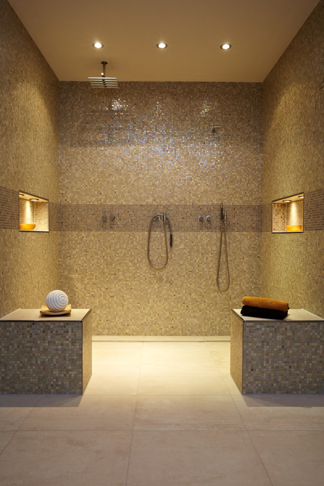 Inredning av ett modernt stort badrum, med flerfärgade väggar, en öppen dusch, beige kakel, stenkakel, kalkstensgolv och med dusch som är öppen
