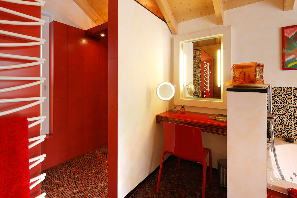 Foto på ett mellanstort eklektiskt badrum, med en kantlös dusch, röd kakel, vita väggar, mosaikgolv, ett platsbyggt badkar, keramikplattor, skåp i mörkt trä och bänkskiva i glas