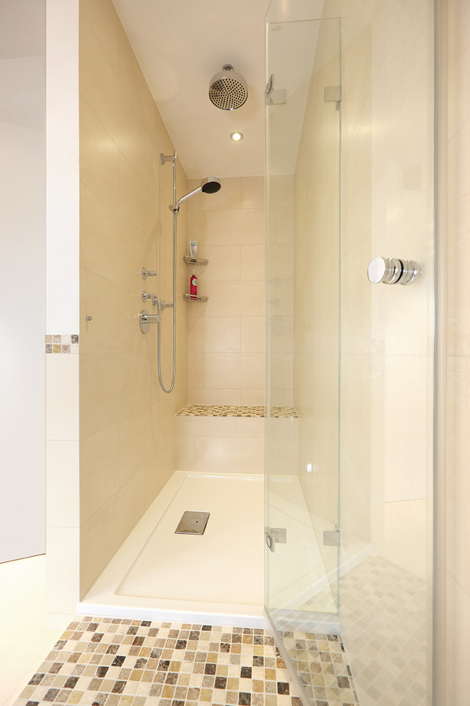 Bild på ett lantligt badrum, med en dusch i en alkov, beige kakel, brun kakel, grå kakel, vit kakel, beige väggar, mosaikgolv och keramikplattor