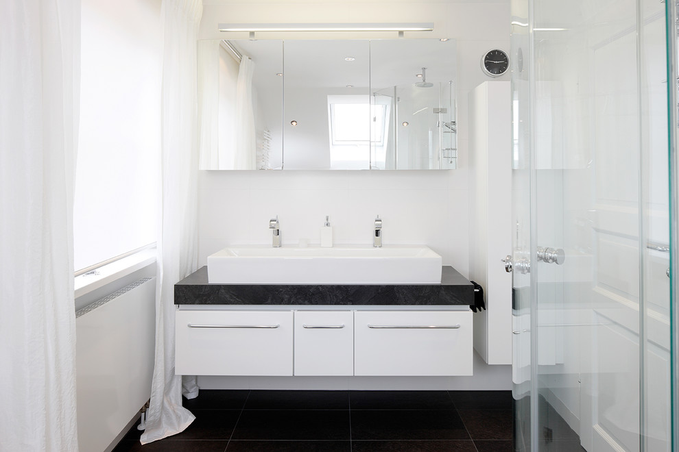 Kleines Modernes Duschbad mit flächenbündigen Schrankfronten, weißen Schränken, schwarzen Fliesen, weißer Wandfarbe, Aufsatzwaschbecken und Marmor-Waschbecken/Waschtisch in Stuttgart