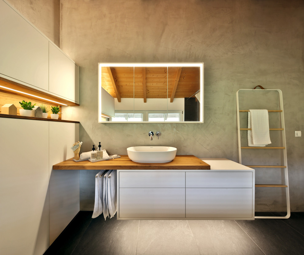 This is an example of a contemporary bathroom in Munich.