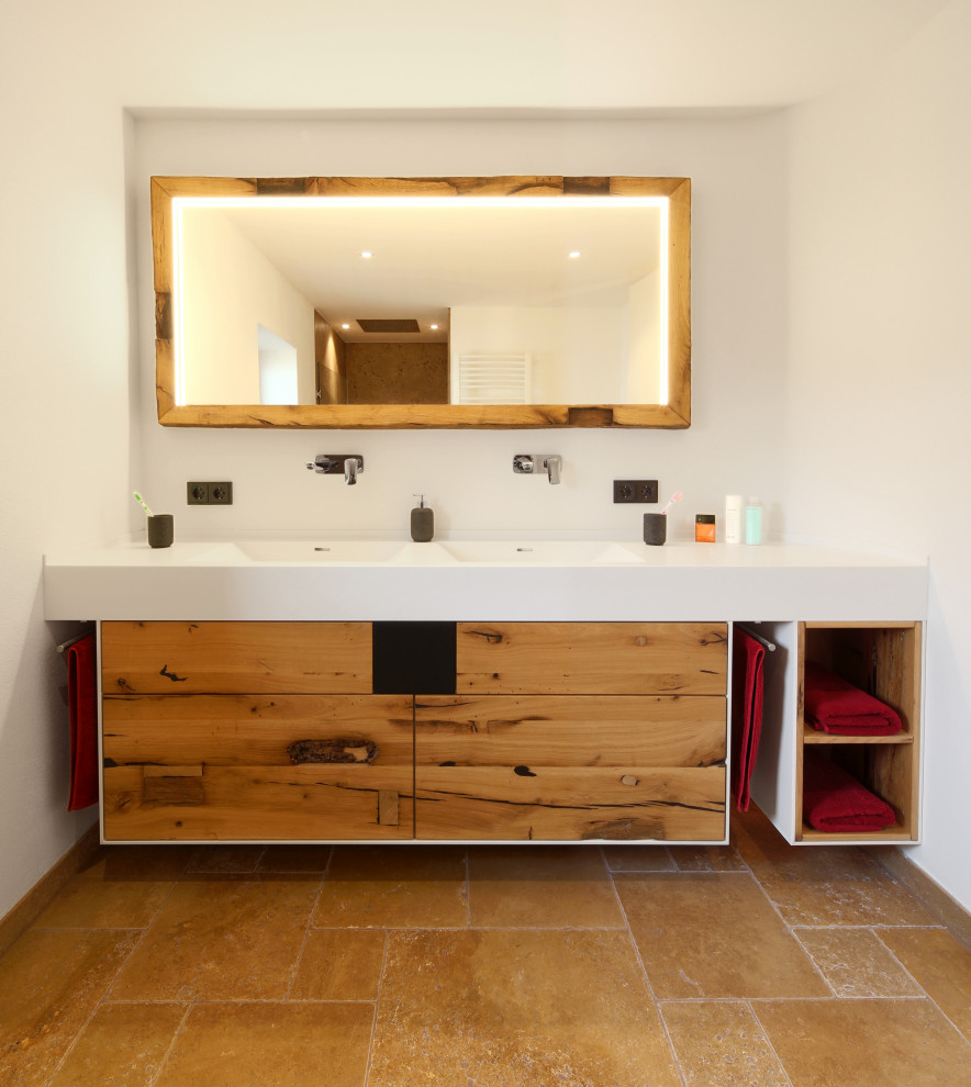 Источник вдохновения для домашнего уюта: большая ванная комната в современном стиле с плоскими фасадами, бежевыми фасадами, белыми стенами, душевой кабиной, монолитной раковиной, коричневым полом и белой столешницей