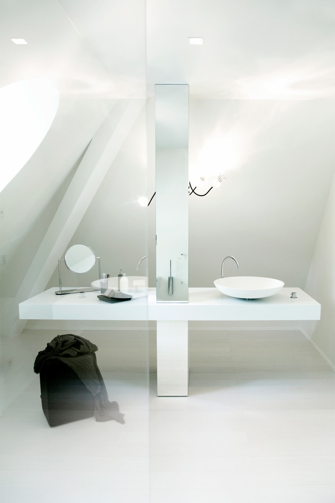 Badezimmer mit Aufsatzwaschbecken und weißer Wandfarbe in München