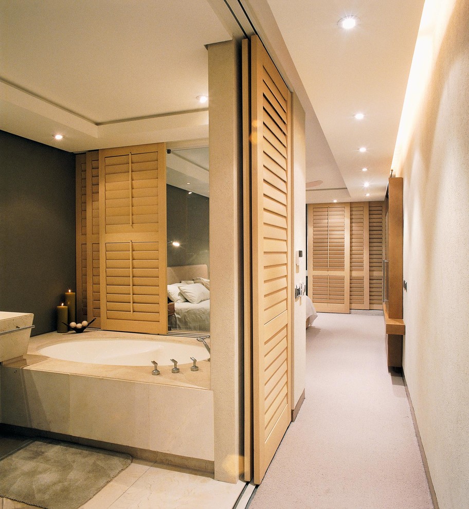 Modelo de cuarto de baño asiático de tamaño medio