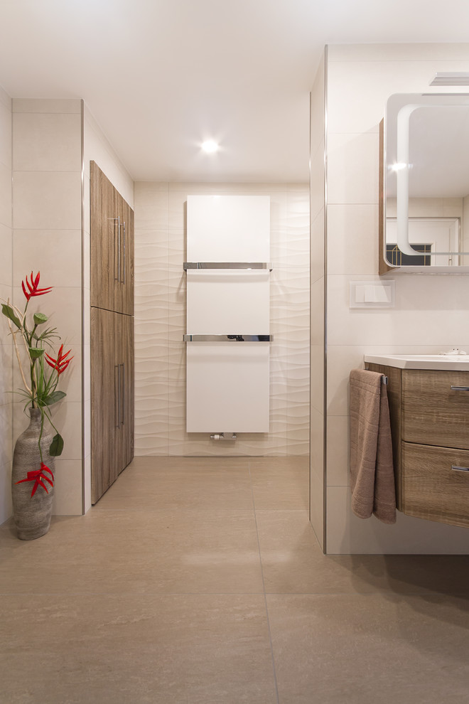 Idée de décoration pour une salle de bain design avec un sol beige.