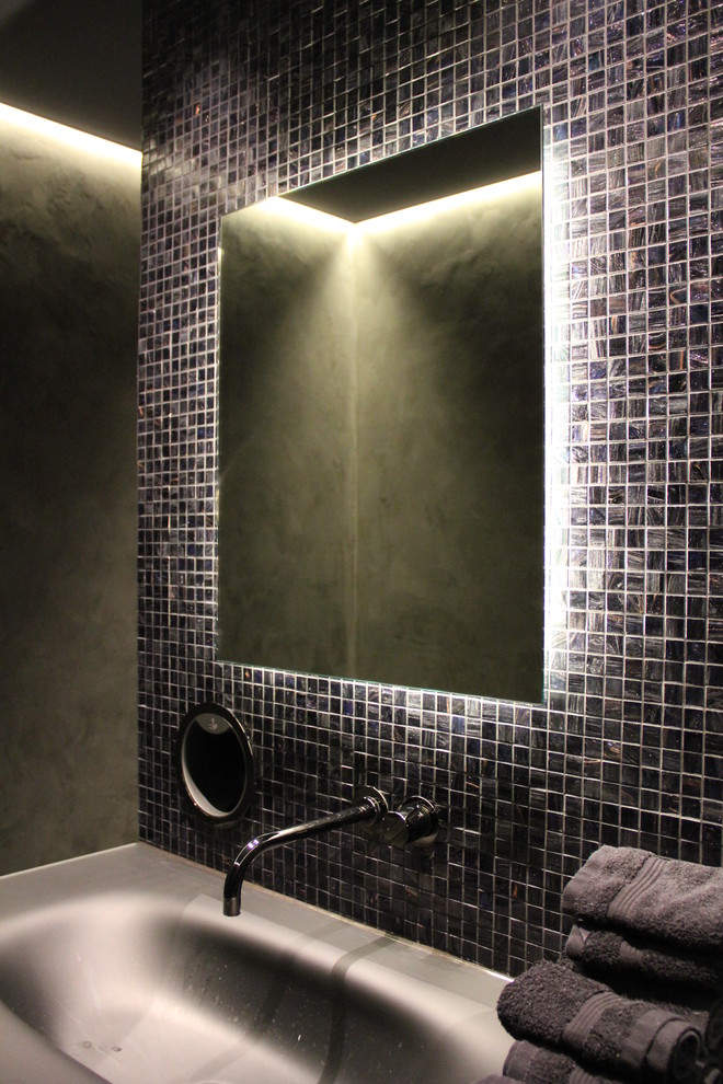Kleines Modernes Badezimmer mit schwarzen Fliesen, Mosaikfliesen, schwarzer Wandfarbe und Glaswaschbecken/Glaswaschtisch in Stuttgart