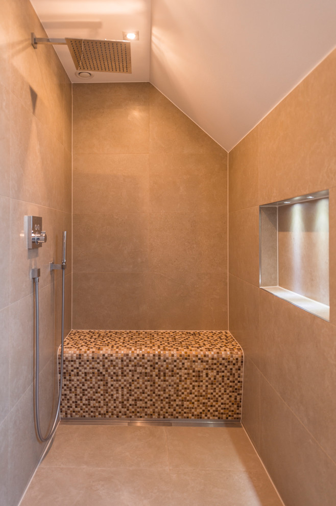 Esempio di una stanza da bagno contemporanea di medie dimensioni con vasca da incasso, doccia a filo pavimento, WC sospeso, lavabo integrato, pavimento marrone e porta doccia scorrevole