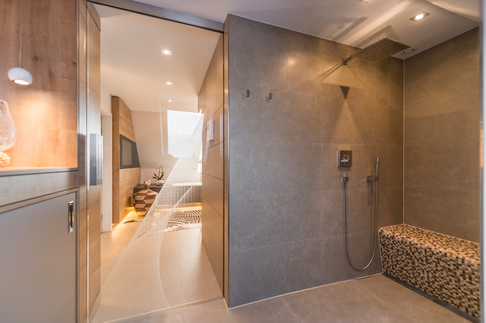 Mittelgroßes Modernes Badezimmer mit Einbaubadewanne, bodengleicher Dusche, Wandtoilette, integriertem Waschbecken, Schiebetür-Duschabtrennung und grauen Fliesen in Dresden