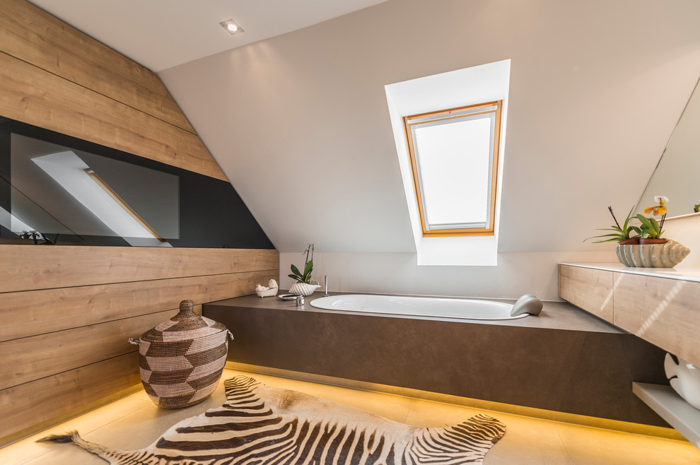 Mittelgroßes Modernes Badezimmer mit Einbaubadewanne, bodengleicher Dusche, Wandtoilette, integriertem Waschbecken, braunem Boden und Schiebetür-Duschabtrennung in Dresden