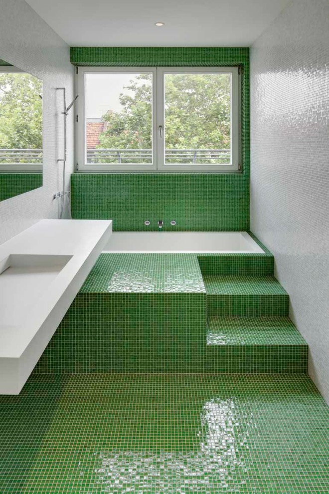 Идея дизайна: ванная комната среднего размера в современном стиле с накладной ванной, душем над ванной, зеленой плиткой, белой плиткой, плиткой мозаикой, зелеными стенами, полом из мозаичной плитки, монолитной раковиной и окном