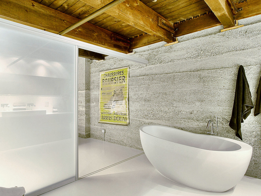 Imagen de cuarto de baño rústico con bañera exenta y paredes grises