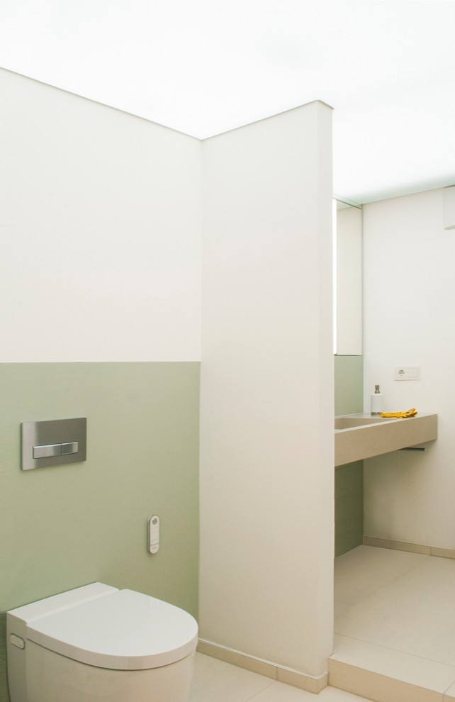 Modelo de cuarto de baño contemporáneo con ducha a ras de suelo, sanitario de pared, suelo de baldosas de cerámica, encimera de cuarzo compacto y ducha abierta