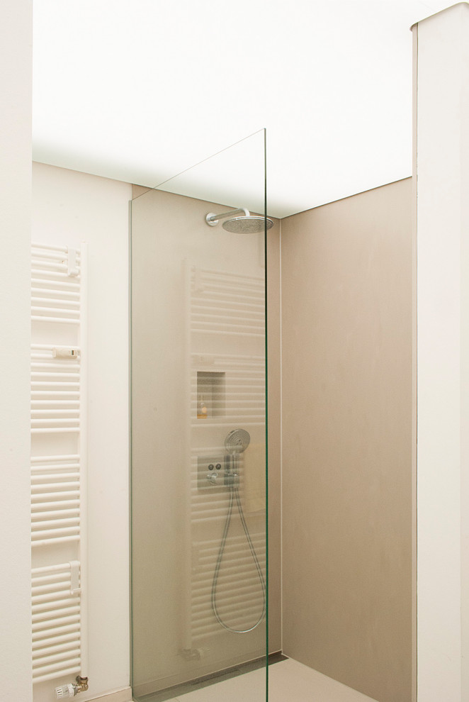 Modernes Badezimmer mit bodengleicher Dusche, Wandtoilette, Keramikboden, Quarzwerkstein-Waschtisch und offener Dusche in Köln
