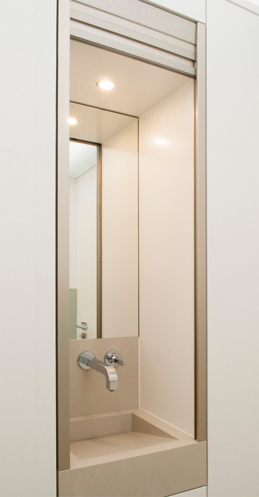 Modernes Badezimmer mit bodengleicher Dusche, Wandtoilette, Keramikboden, Quarzwerkstein-Waschtisch und offener Dusche in Köln