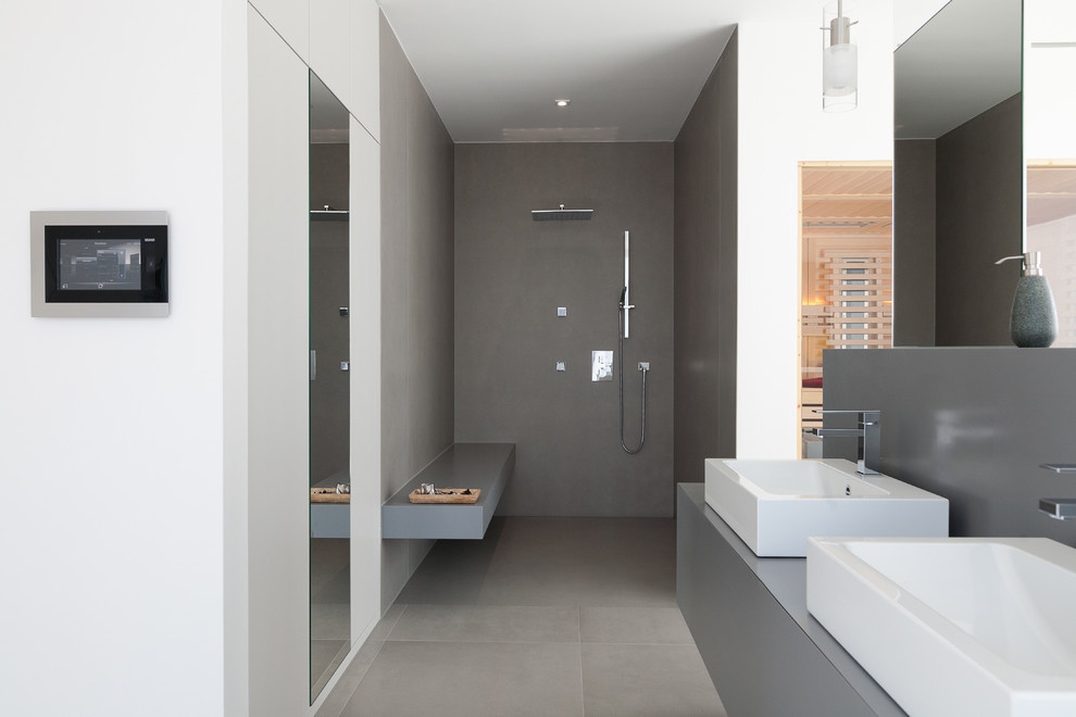 Идея дизайна: большая ванная комната в стиле модернизм с душем без бортиков, серой плиткой, белыми стенами, настольной раковиной и открытым душем