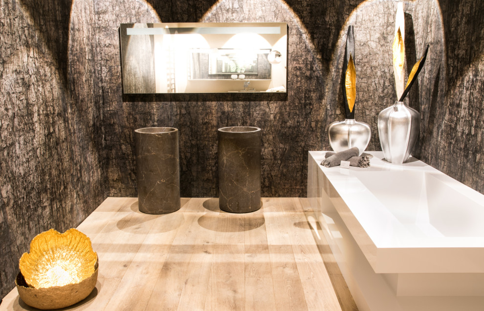 Mittelgroßes Modernes Badezimmer mit grauen Fliesen, grauer Wandfarbe, Fliesen in Holzoptik, braunem Boden und Doppelwaschbecken in München