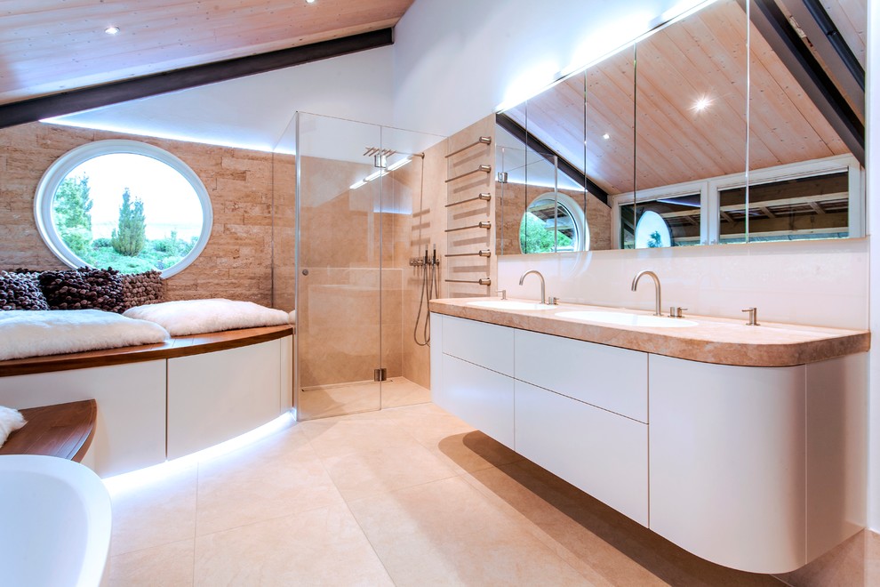 Свежая идея для дизайна: ванная комната в современном стиле с душем с распашными дверями - отличное фото интерьера