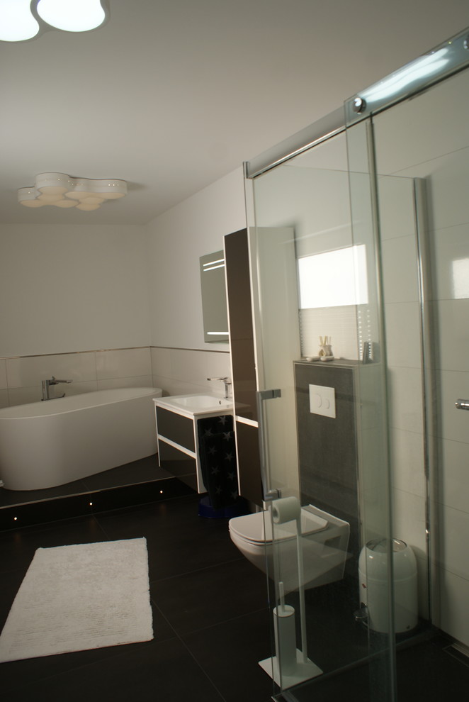 Идея дизайна: ванная комната в современном стиле с душем без бортиков