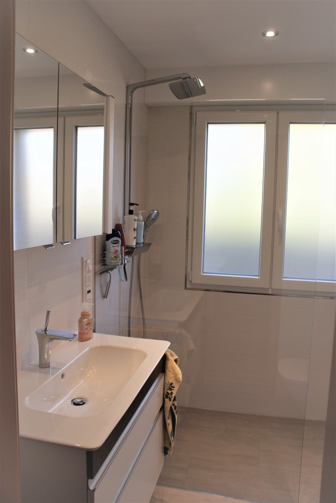 Modernes Badezimmer mit bodengleicher Dusche in Dortmund